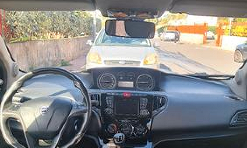 Lancia Ypsilon  Dies...