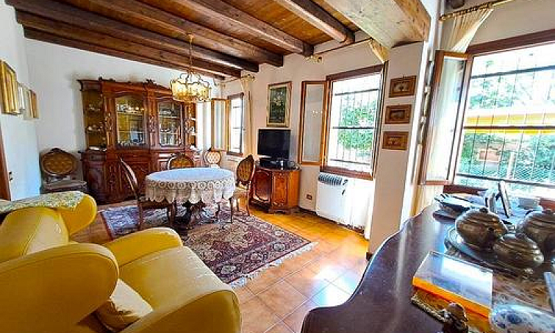 Porzione Di Casa A R...