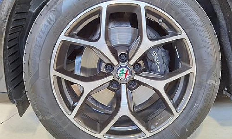 Alfa Romeo Stelvio 2...