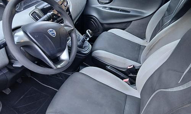 Lancia Ysilon Platin...