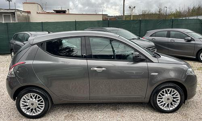 Lancia Ypsilon 1.2 6...