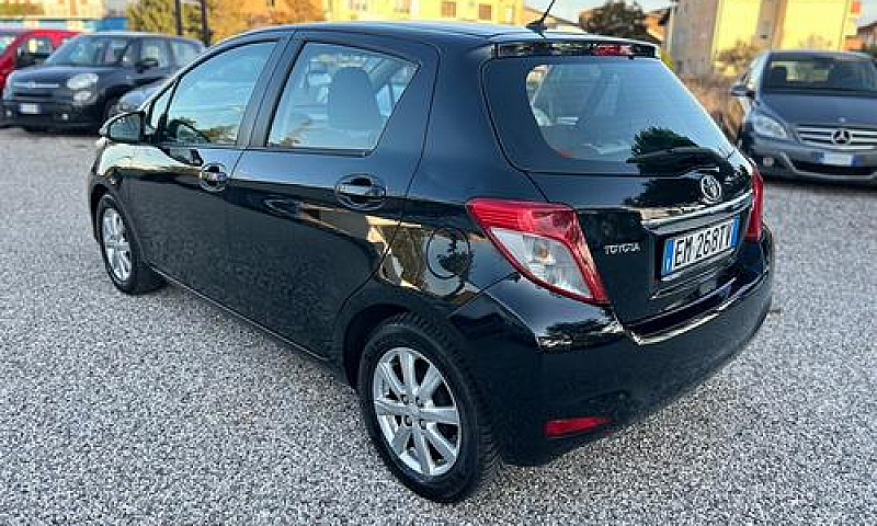 Toyota Yaris 1.3 5 P...