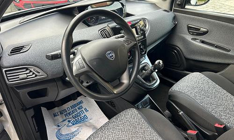 Lancia Ypsilon 1.2 6...