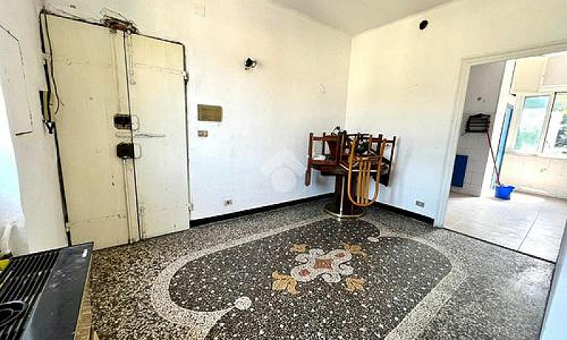 3 Locali A Genova...
