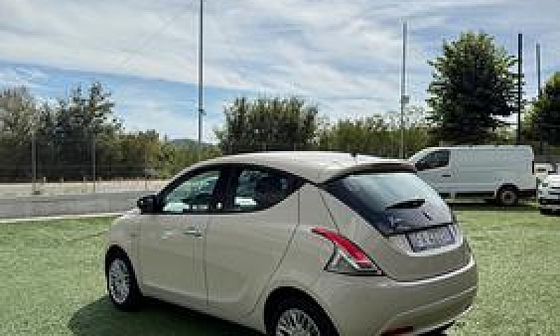 Lancia Ypsilon 1.2 6...