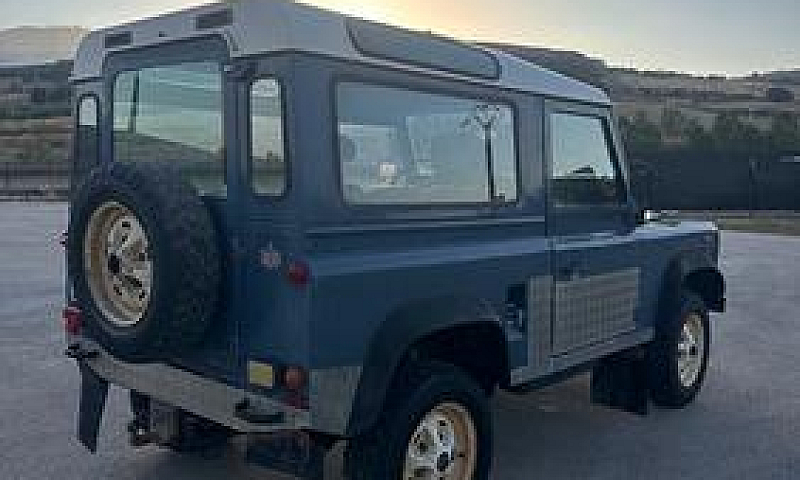 Land Rover Defender ...