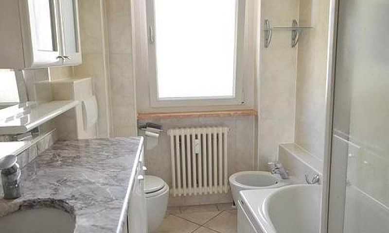 Via Villa: Trilocale...