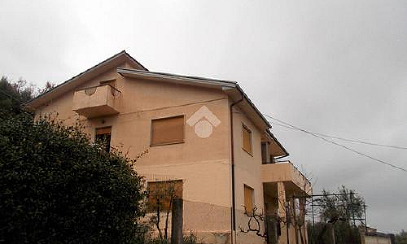 4 Locali A Mendicino...