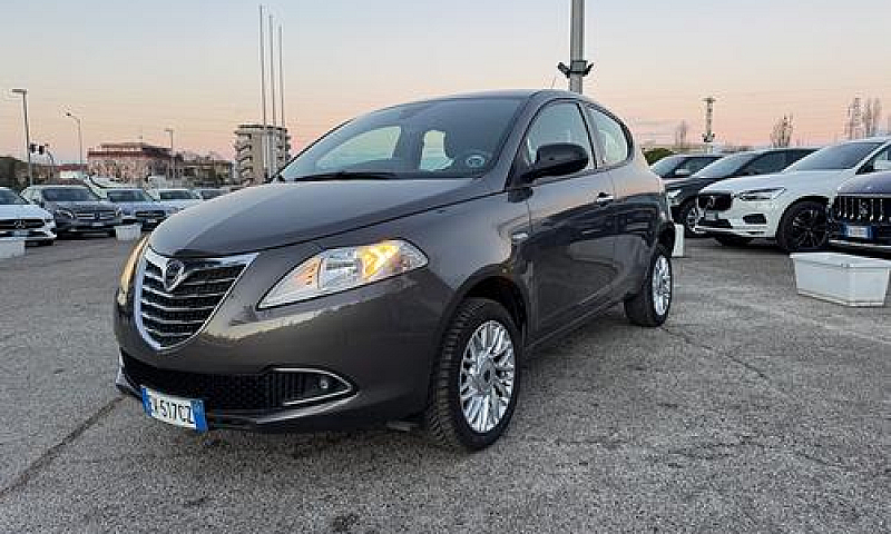 Lancia Ypsilon 0.9 T...