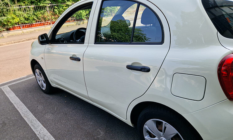 Nisan Micra { Gpl}...