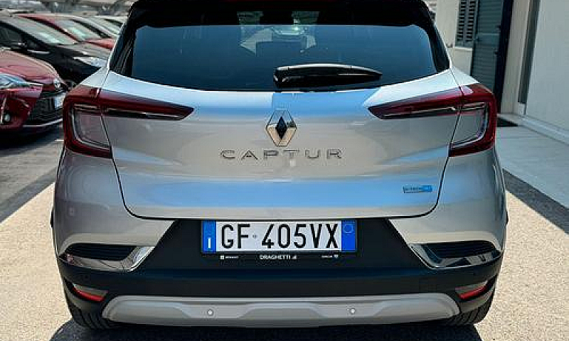 Renault Captur Plug-...