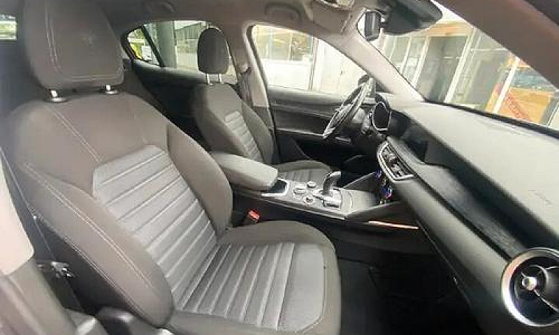 Alfa Romeo Stelvio 2...
