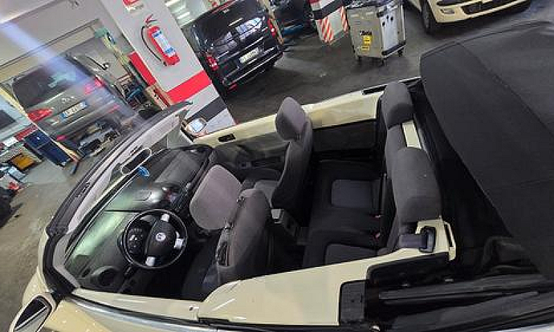 Volkswagen New Beetl...