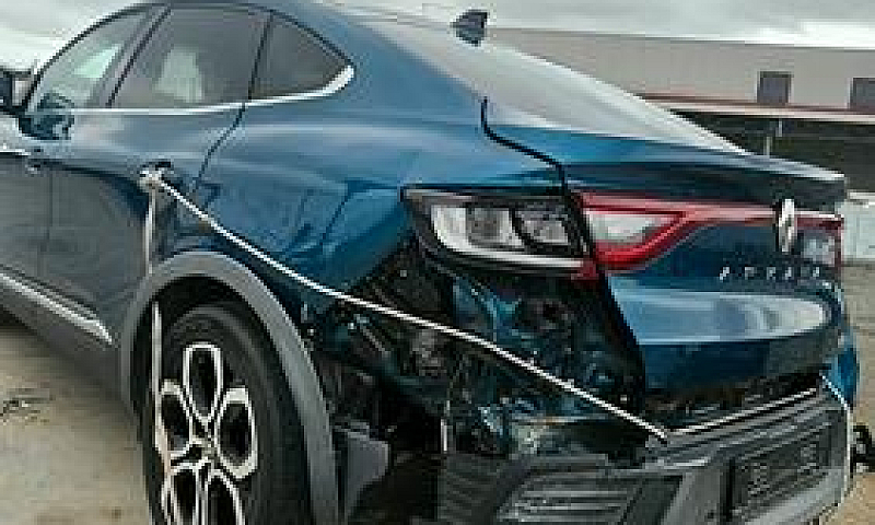 Renault Arkana Incid...