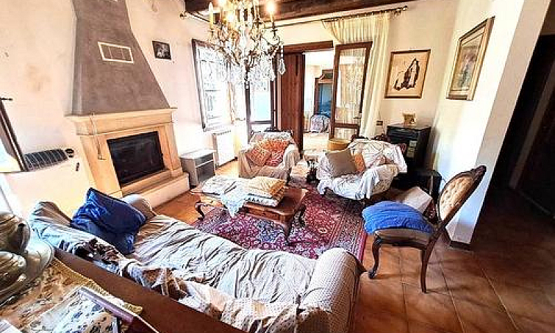 Porzione Di Casa A R...