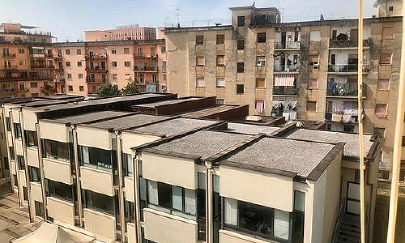 Via Pironti: Quadril...