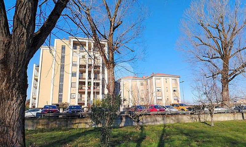 2 Locali A Parma...