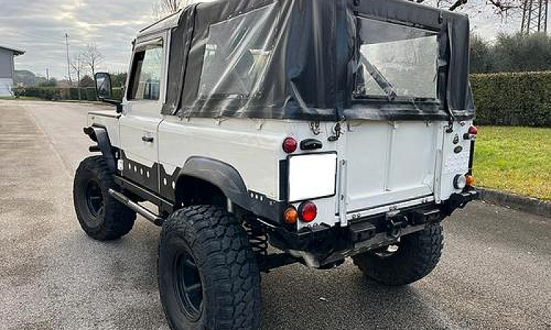 Land Rover Defender ...