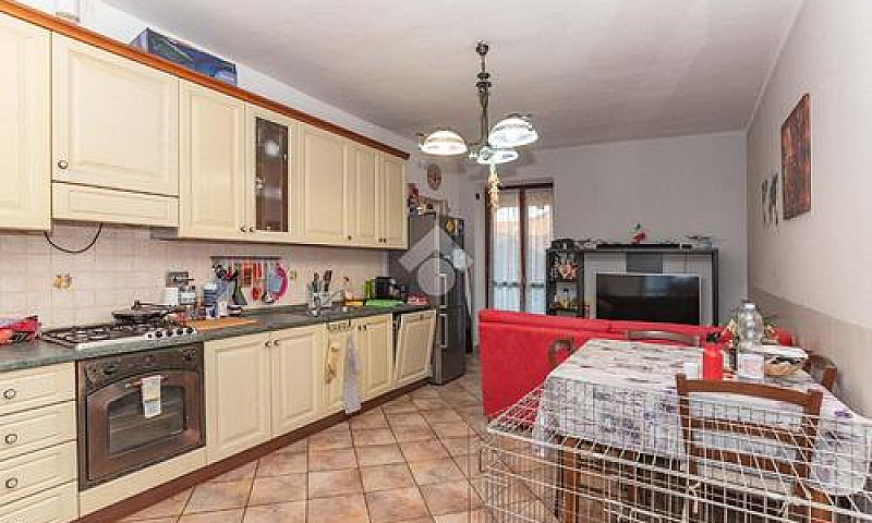 3 Locali A San Mauri...