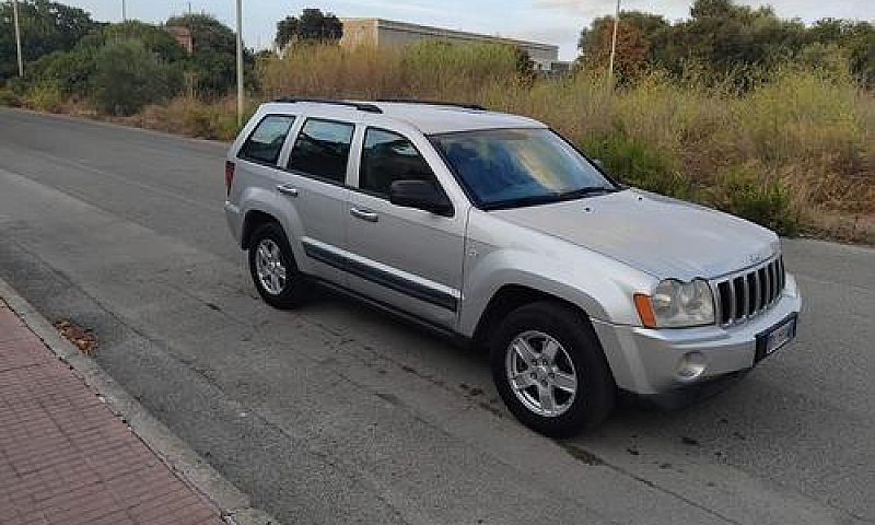 Fuoristrada Jeep Gra...