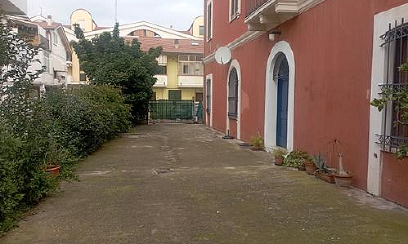 Palazzina Con 5 Appa...