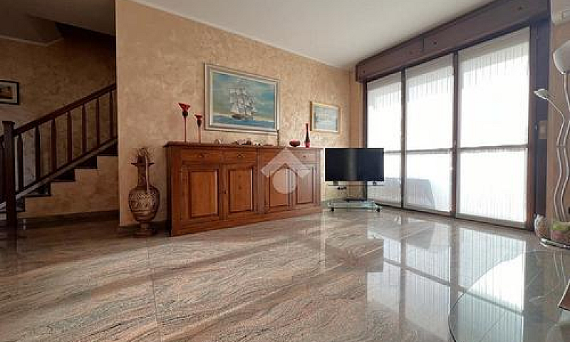 4 Locali A Carugate...