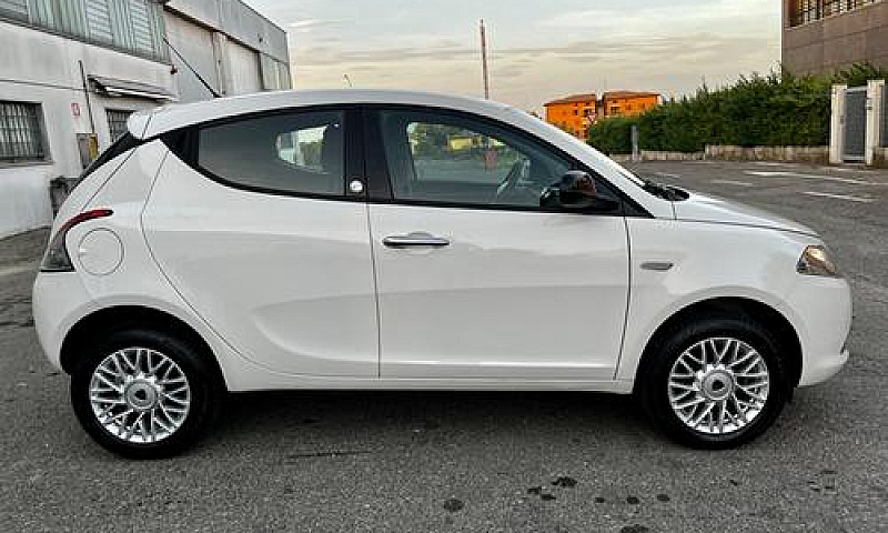 Lancia Ypsilon 0.9Me...