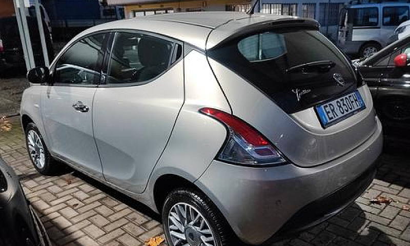 Lancia Ypsilon Con 2...