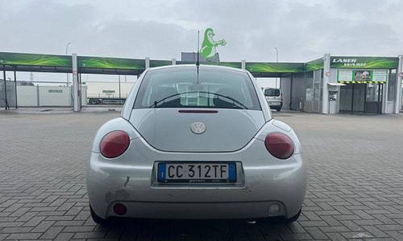 Volkswagen New Beetl...