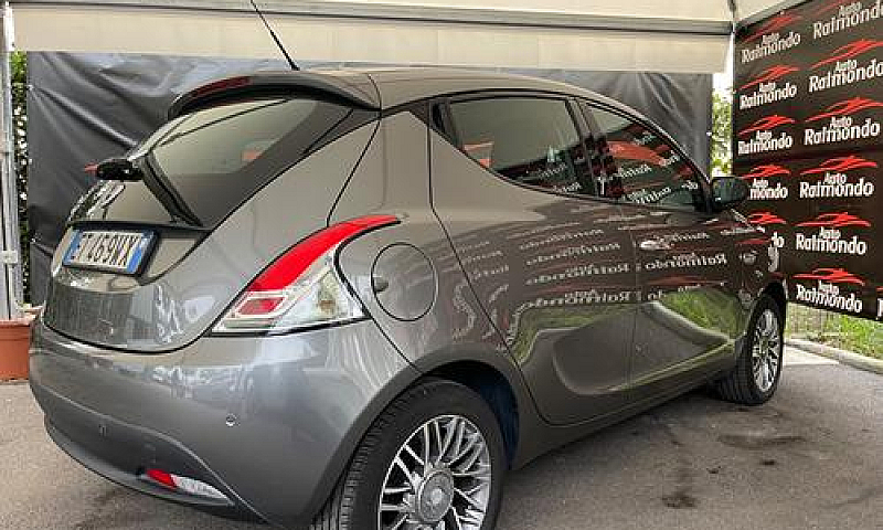 Lancia Ypsilon 1.2 5...