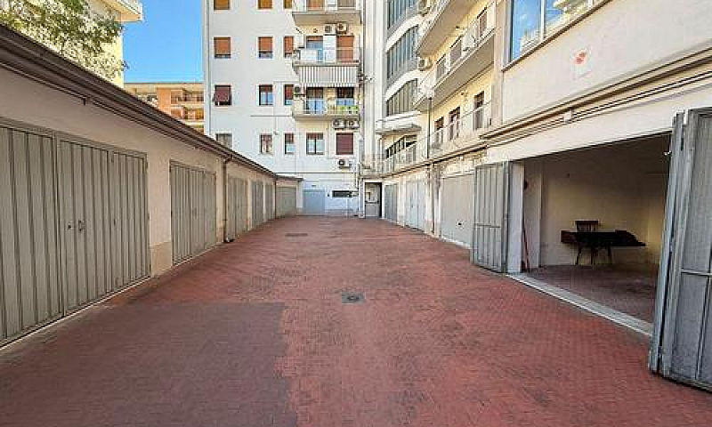 Via Francesco Flora ...