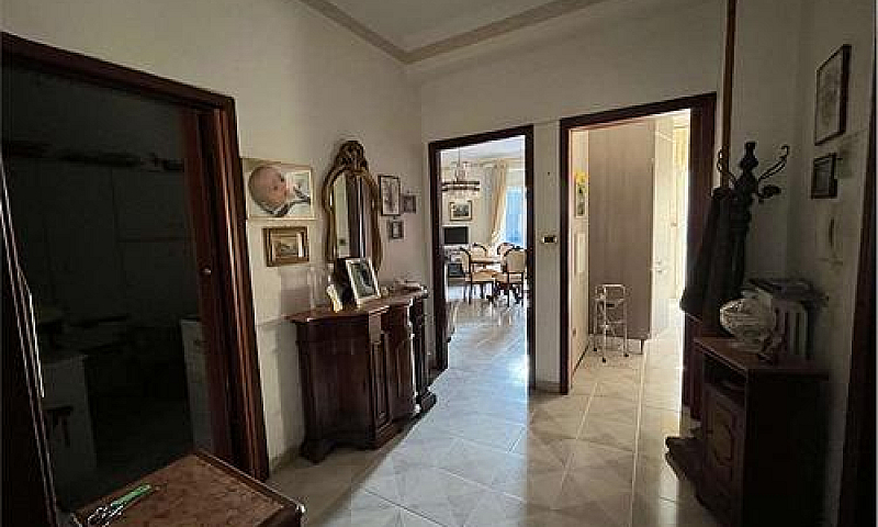 Trilocale In Via Rom...