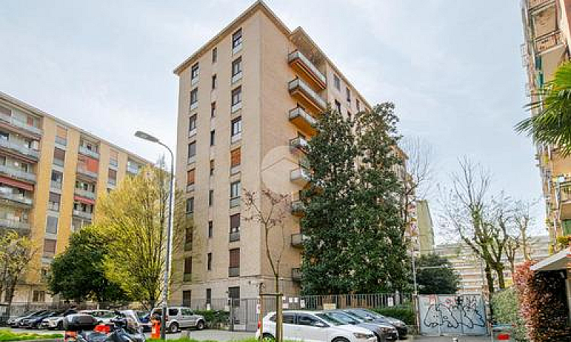 3 Locali A Milano...
