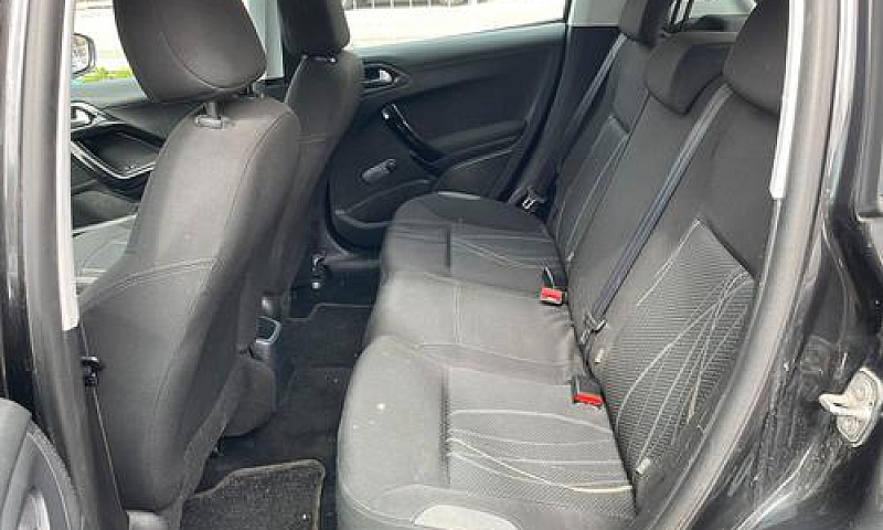 Peugeot 208...