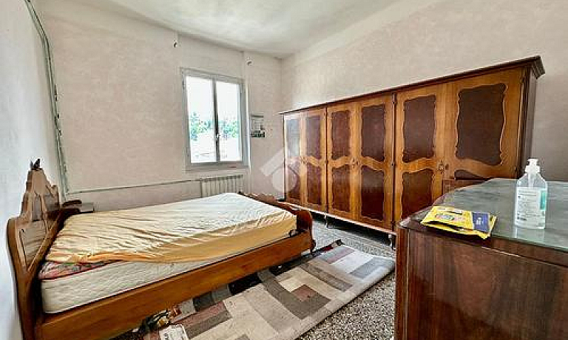 4 Locali A Genova...
