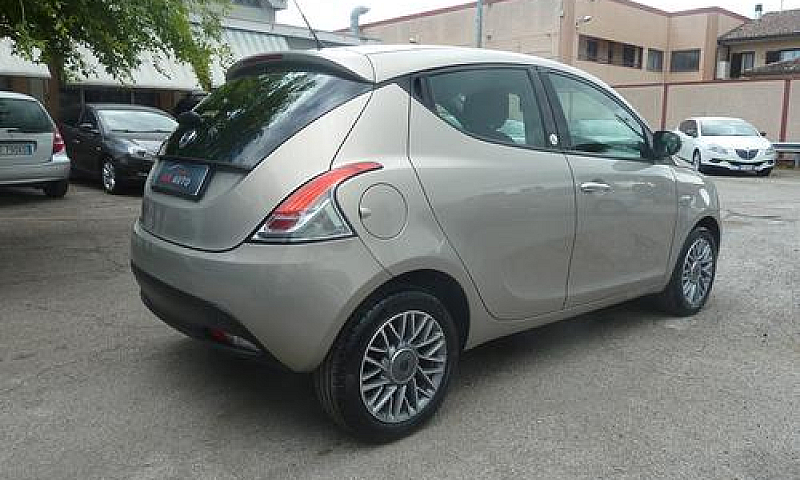 Lancia Ypsilon 1.2 6...