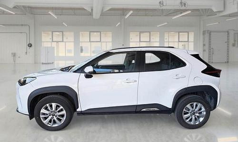 Toyota Yaris Cross E...