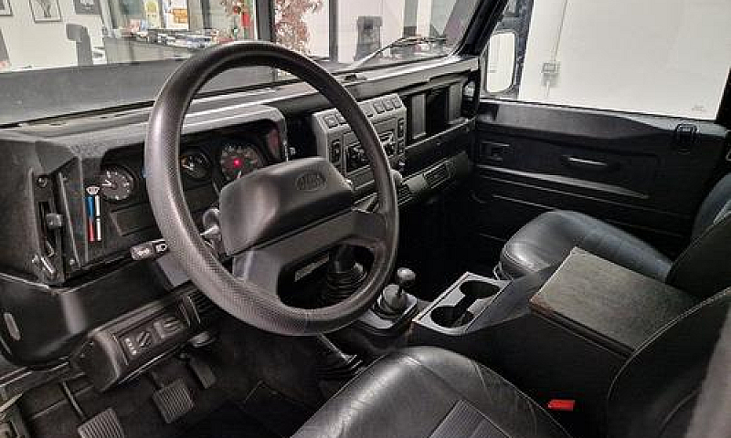 Land Rover Defender ...