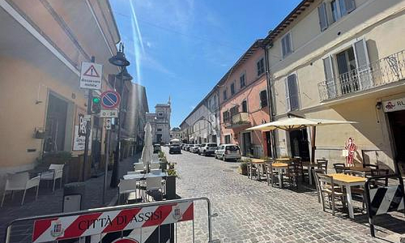 2 Locali A Assisi...
