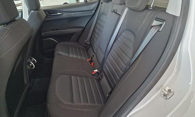 Alfa Romeo Stelvio 2...