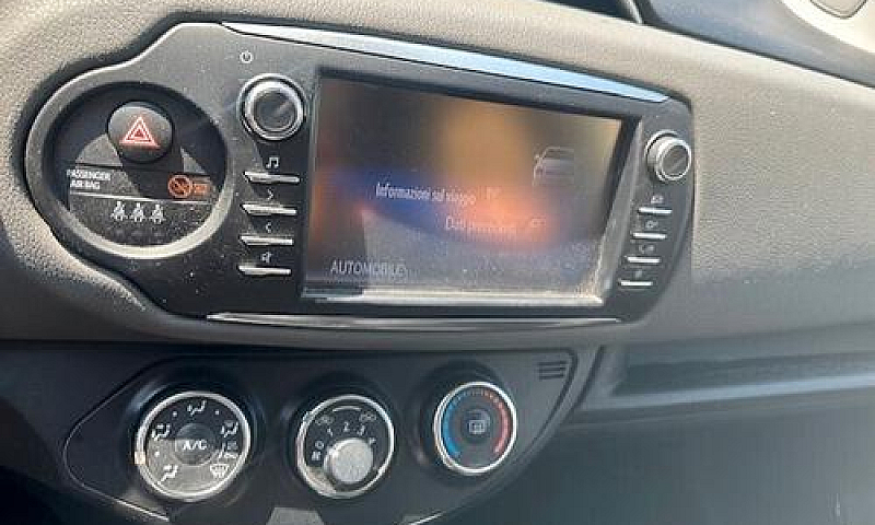 Toyota Yaris Lounge ...