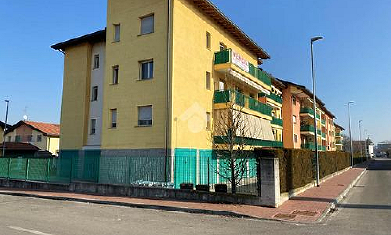 3 Locali A Vercelli...