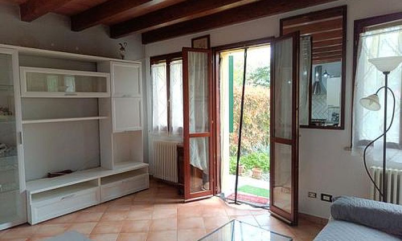 Bilocale Con Giardin...