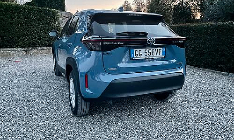 Toyota Yaris Cross -...