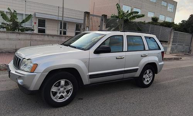 Fuoristrada Jeep Gra...