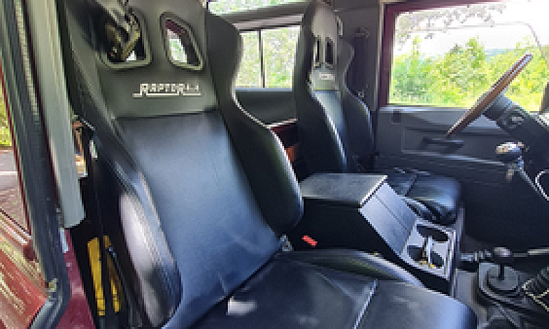 Land Rover Defender ...