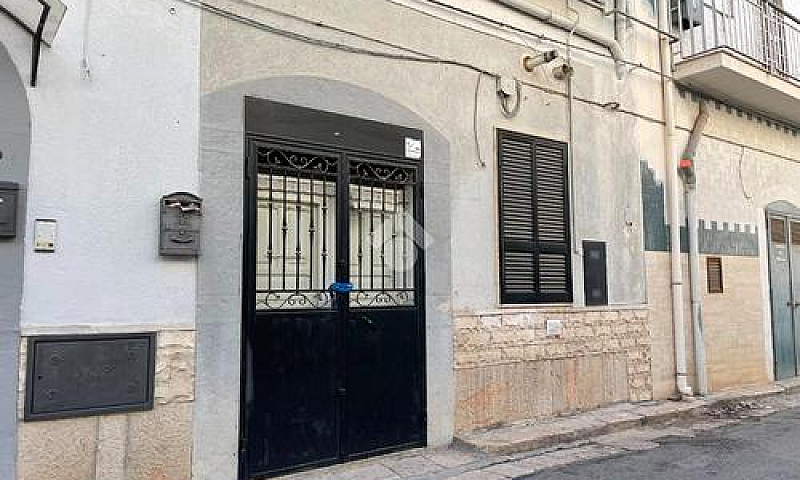 3 Locali A Canosa Di...