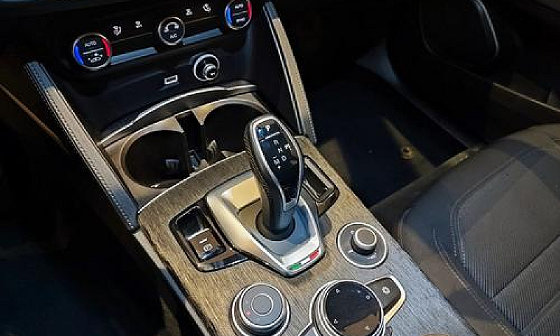 Alfa Romeo Stelvio 2...