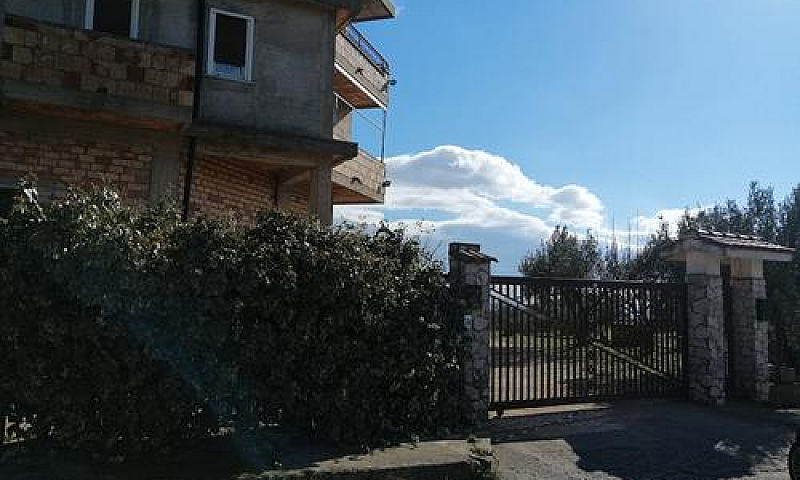 Casa Bifamiliare...
