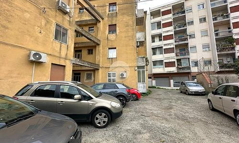 2 Locali A Messina...